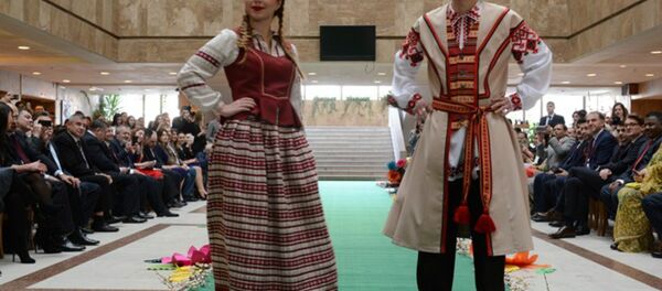 Беларускі народны строй паказалі будучым дыпламатам у Кіеве Беларускі народны строй паказалі будучым дыпламатам у Кіеве - Sputnik Беларусь