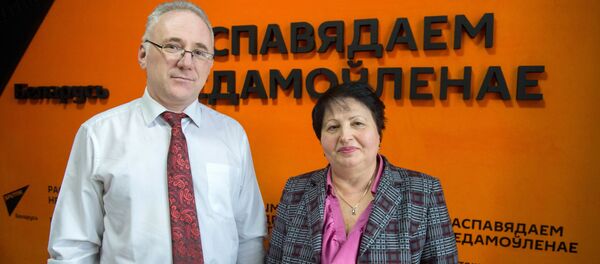 Руководитель центра кризисной психологии в России Михаил Хасьминский и первый заместитель председателя Белорусского союза женщин Светлана Ситникова - Sputnik Беларусь