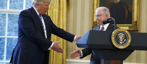 Президент США Дональд Трамп (слева) и Генпрокурор Джефф Сешнс - Sputnik Беларусь