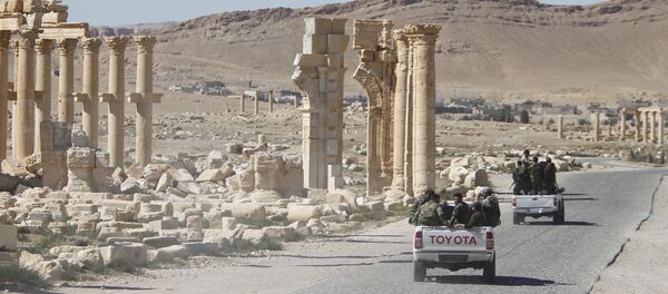 Сирийские солдаты проезжают мимо Триумфальной арки в Пальмире Сирийские солдаты проезжают мимо Триумфальной арки в Пальмире - Sputnik Беларусь
