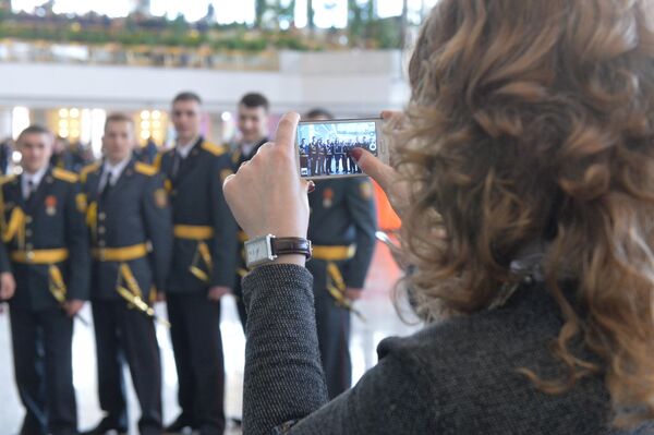 Гости Дворца Республики делают памятные фото - Sputnik Беларусь