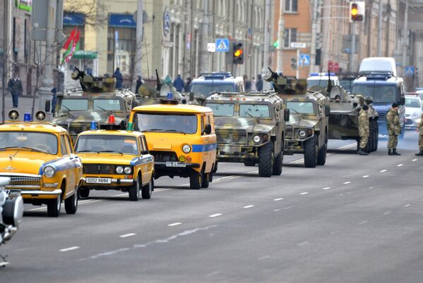 Раритетные патрульные автомобили на параде милиции - Sputnik Беларусь