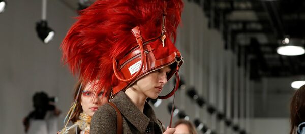 Показ бренда Maison Martin Margiela и Джона Гальяно Показ бренда Maison Martin Margiela и Джона Гальяно - Sputnik Беларусь