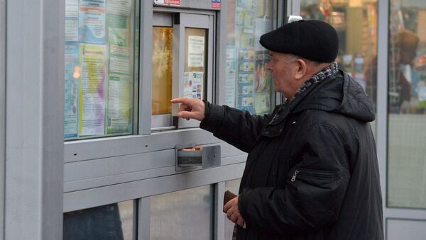 Минчанин покупает талон на проезд в общественном транспорте - Sputnik Беларусь