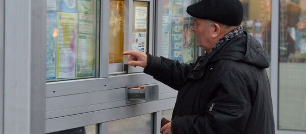 Минчанин покупает талон на проезд в общественном транспорте - Sputnik Беларусь