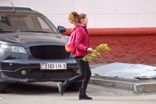 8 Марта в Гомеле: цветы, девушки, весна - Sputnik Беларусь