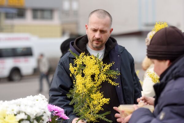 8 Марта в Гомеле: цветы, мимоза - Sputnik Беларусь