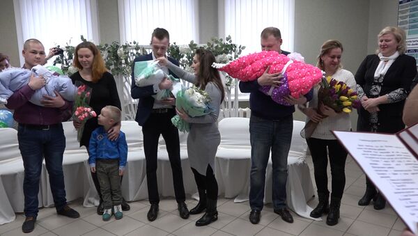 Министр юстиции вручил свидетельства о рождении молодым матерям - Sputnik Беларусь