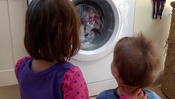Дети возле стиральной машины - Sputnik Беларусь