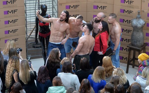 За фото с героями рекламы буквально выстраивались в очередь - Sputnik Беларусь