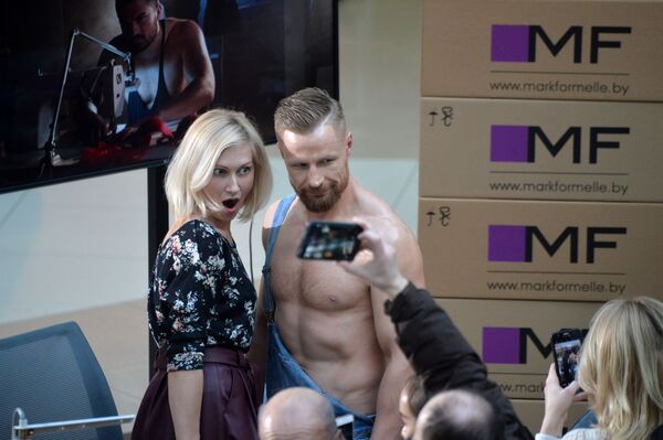 Девушки были явно в восторге от такого подарка на 8 Марта - Sputnik Беларусь