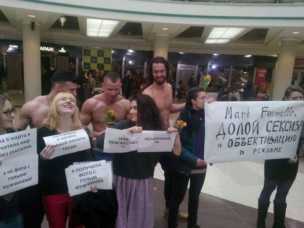 Фотосессию мужчин-моделей с женщинами пытались сорвать несколько феминисток   - Sputnik Беларусь