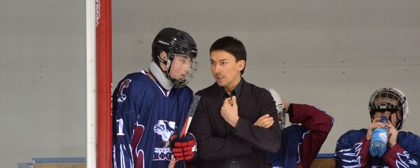 Трэнер грыфонаў Дзмітрый Баскаў і Мікалай Лукашэнка ў перапынку матчу. Трэнер грыфонаў Дзмітрый Баскаў і Мікалай Лукашэнка ў перапынку матчу. - Sputnik Беларусь