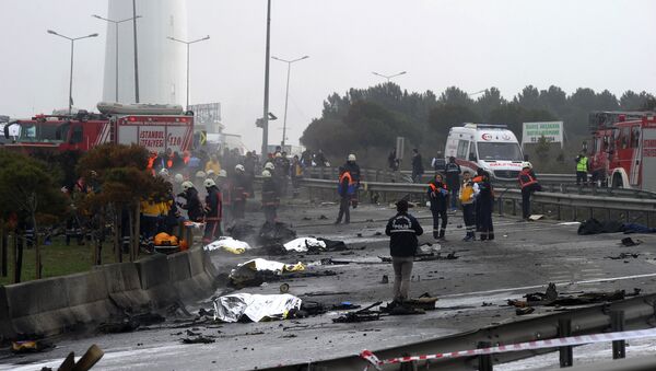 Пять человек погибли в результате катастрофы вертолета, который упал на автодорогу в пригороде Стамбула - Sputnik Беларусь