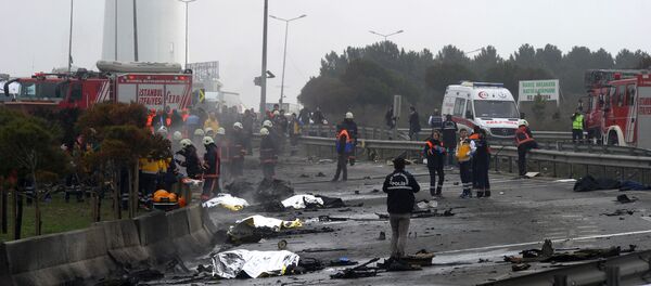 Пять человек погибли в результате катастрофы вертолета, который упал на автодорогу в пригороде Стамбула - Sputnik Беларусь