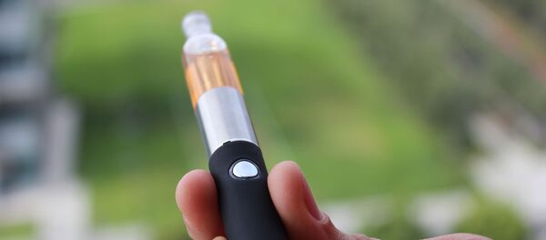 Электронная сигарета, архивное фото - Sputnik Беларусь
