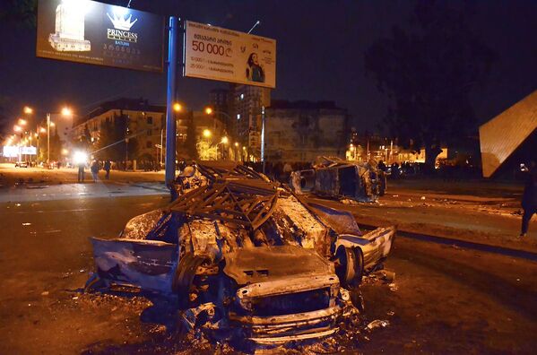 Десятки автомобилей были сожжены в ходе беспорядков на улице Чавчавадзе в центре Батуми - Sputnik Беларусь