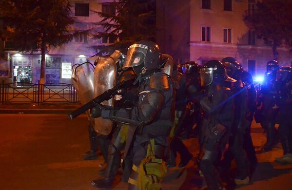 Полицейский спецназ принимает участие по наведению порядка в центре Батуми - полицейские использовали дубинки и резиновые пули - Sputnik Беларусь