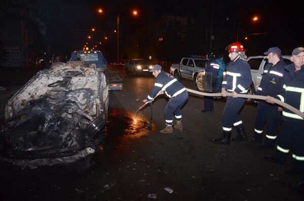 Пожарные тушат один из сожженных в ходе беспорядков в Батуми автомобилей - Sputnik Беларусь
