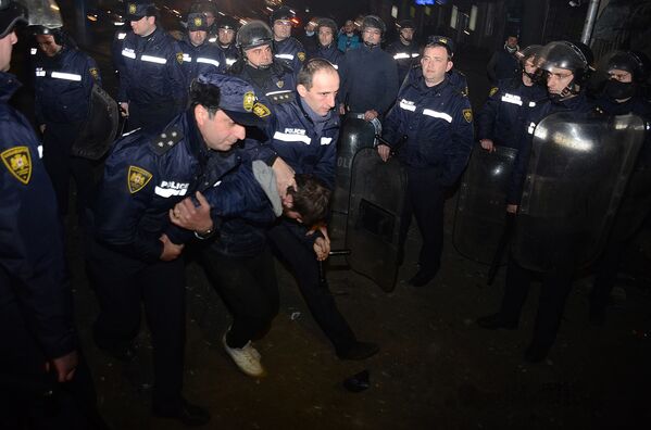 Сотрудники полиции задерживают одного из участников уличных беспорядков в курортном городе Батуми - Sputnik Беларусь