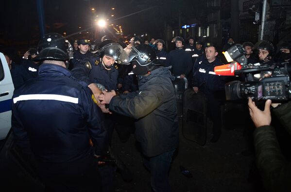 Сотрудники полиции задерживают одного из участников беспорядков в Батуми - Sputnik Беларусь