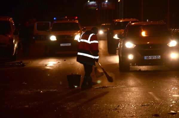 Сотрудник службы очистки участвует в уборке улиц Батуми после ликвидации беспорядков в центре города - Sputnik Беларусь