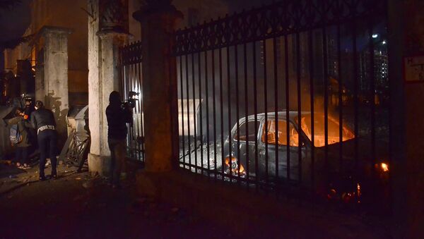 Оператор одного из грузинских телеканалов снимает сожженные в ходе беспорядков в Батуми машины - Sputnik Беларусь