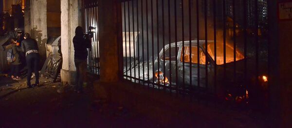 Оператор одного из грузинских телеканалов снимает сожженные в ходе беспорядков в Батуми машины Оператор одного из грузинских телеканалов снимает сожженные в ходе беспорядков в Батуми машины - Sputnik Беларусь