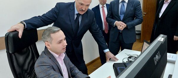 Прэзідэнт Беларусі Аляксандр Лукашэнка ў час наведвання IT-кампаній Прэзідэнт Беларусі Аляксандр Лукашэнка ў час наведвання IT-кампаній - Sputnik Беларусь