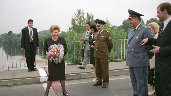 Супруга Президента РФ Наина Ельцина ( в центре) стоит на границе Беларуси и Польши - Sputnik Беларусь
