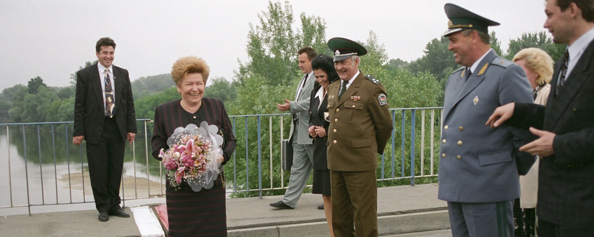 Супруга Президента РФ Наина Ельцина ( в центре) стоит на границе Беларуси и Польши - Sputnik Беларусь, 1920, 14.03.2022