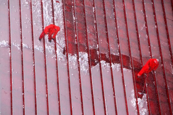 Рабочие убирают снег на Таймс-сквер - Sputnik Беларусь