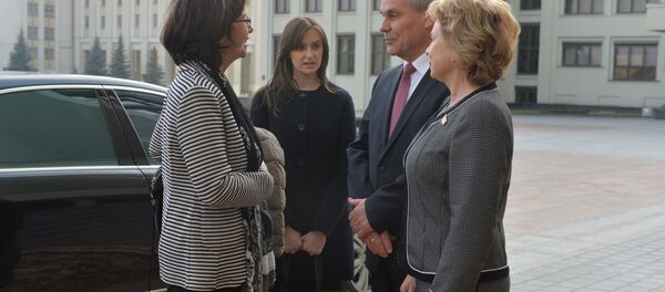 Владимир Андрейченко и Марианна Щеткина встречают Кристин Муттонен - Sputnik Беларусь