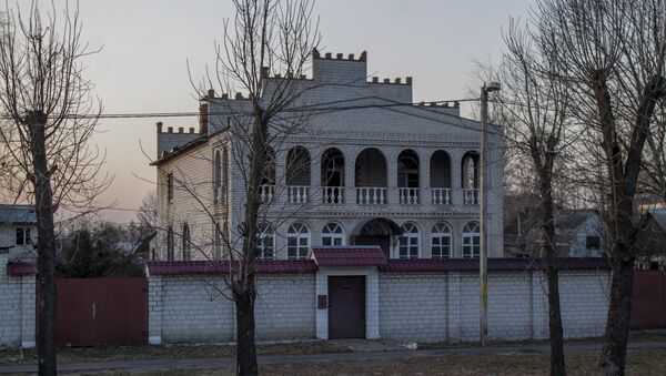 Один из местных цыганских особняков в Титовке - Sputnik Беларусь