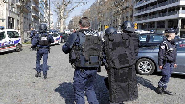 Полиция и саперы возле штаб-квартиры МВФ в Париже, где произошел взрыв - Sputnik Беларусь