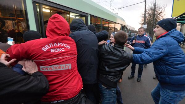 Инцидент на остановке транспорта после Марша нетунеядцев в Минске - Sputnik Беларусь