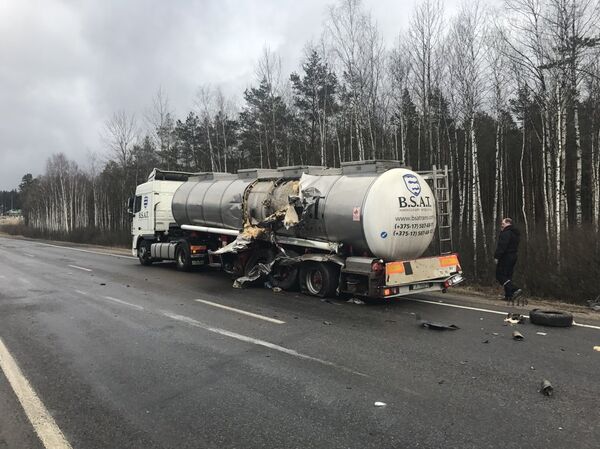 Поврежденная в аварии фура - Sputnik Беларусь