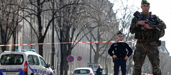 Полицейский и военнослужащий возле офиса МВФ в Париже - Sputnik Беларусь