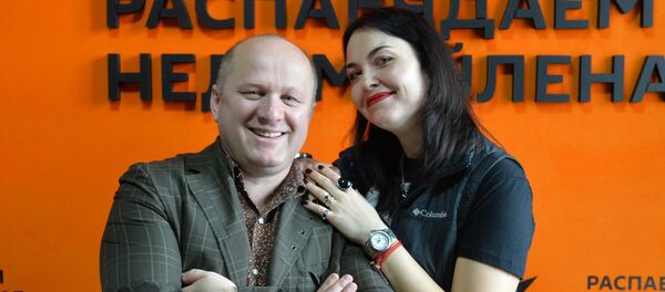 экс-начальнік ваеннага інфармацыйнага агенцтва Ваяр палкоўнік Андрэй Шубадзёраў і фотамастак Юлія Мацкевіч - Sputnik Беларусь