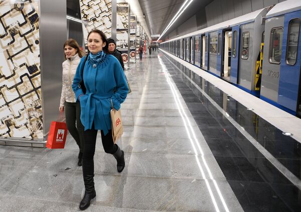 Пассажиры на станции метро Минская - Sputnik Беларусь