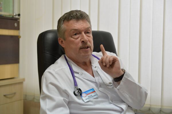 Главное для родителей - доверять врачу. Чеснов убежден, что лечение ребенка - командная работа, где родители, доктор и медсестра - в одной сборной Главное для родителей - доверять врачу. Чеснов убежден, что лечение ребенка - командная работа, где родители, доктор и медсестра - в одной сборной - Sputnik Беларусь