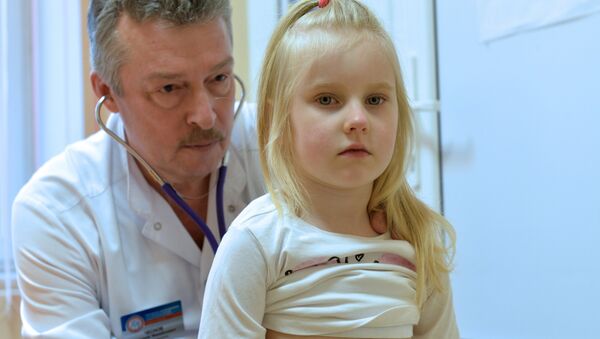 Доктор всегда знает как успокоить детские слезы: послушав Алису, он пообещает ей, что надолго они с мамой в больнице не задержатся - Sputnik Беларусь