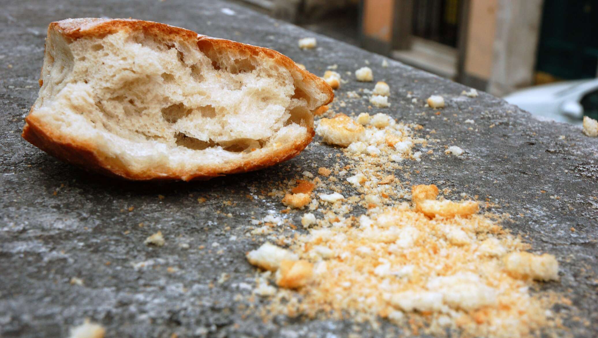 Гуляем крошки. Крошки хлеба. Крошки хлеба на столе. Крошка от хлеба. Крошить хлеб.