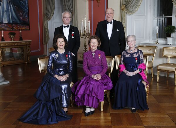 Король Швеции Карл Густав (слева, стоит), король Норвегии Харальд (справа), королева Швеции Сильвия (слева, сидит), королева Норвегии Соня (в центре) и королева Дании Маргрете (справа) в день 25-летия восхождения короля Харальда на престол в Королевском замке в Осло. - Sputnik Беларусь