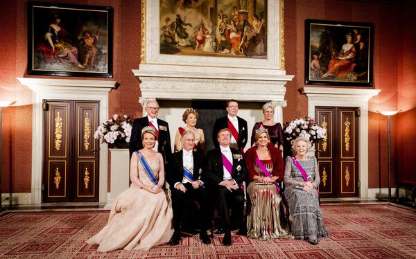 Королева Бельгии Матильда, голландский принц Пит ван Волленховен, король Бельгии Филипп, голландская принцесса Маргрит ван Волленховен, король Виллем-Александр, принц Константин, королева Максима, принцесса Лорентин и принцесса Беатрикс позируют для официального портрета в Королевском дворце в Амстердаме 28 ноября 2016 года. - Sputnik Беларусь