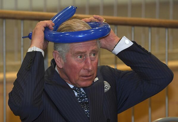 Британский принц Чарльз (первый наследник престола) демонстрирует ученикам в колледже на севере Лондона, как сделать головной убор из воздушных шаров. - Sputnik Беларусь