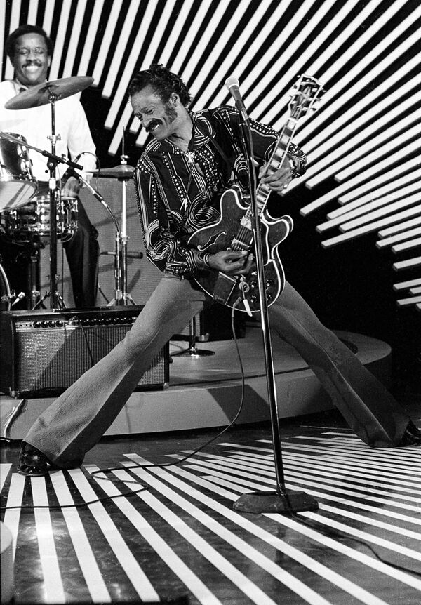 Американский гитарист и певец Чак Берри выступает на сцене со своей гитарой 4 апреля 1980 года - Sputnik Беларусь