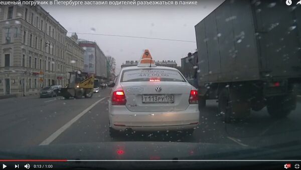 Водитель погрузчика устроил танцы и разбил две машины - Sputnik Беларусь