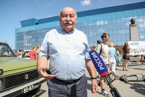 Петр Прусов родился 6 января 1942 года в селе Зубки Лиозненского района Витебской области. Биография будущего главного конструктора АвтоВАЗа (занимал должность в 1998-2003 годах) включает учебу в Городокском техникуме механизации сельского хозяйства (Витебская область), работу инженером по механизации в колхозе Лиозненского района, военную службу в составе ограниченного контингента советских специалистов в Алжире, где он участвовал в разминировании и получил тяжелое ранение, затем работу на заводе &quot;Коммунар&quot; и одновременно учебу в Запорожском машиностроительном институте по специальности &quot;Автомобили и тракторы&quot;. Окончив институт с отличием, он на распределении выбрал Волжский автомобильный завод, с которым и была связана вся его дальнейшая жизнь. На фото: Петр Прусов на выставке первых моделей автомобилей, выпускавшихся на заводе ОАО &quot;АвтоВАЗ&quot; в Тольятти, июля 2016 года. - Sputnik Беларусь