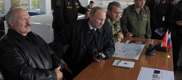 Президенты России и Белоруссии Владимир Путин и Александр Лукашенко  наблюдают за ходом российско-белорусских учений Запад-2013, архивное фото - Sputnik Беларусь